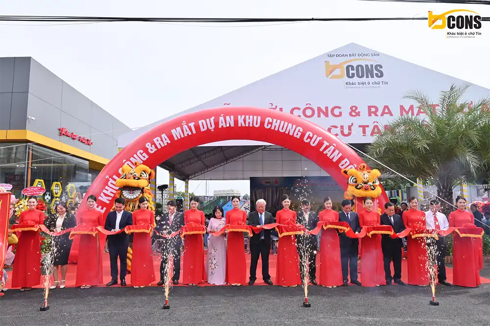 Đại diện chủ đầu tư thực hiện nghi thức ra mắt, khởi công khu chung cư Tân Đông Hiệp. Khu Chung Cư Tân Đông Hiệp
