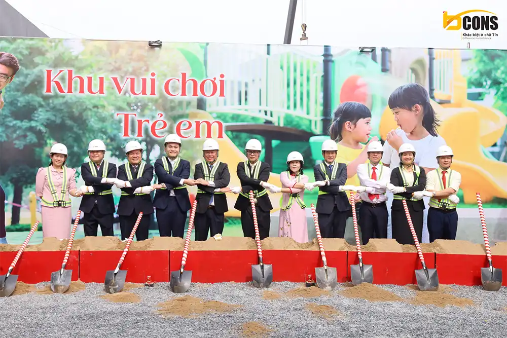 Đại diện chủ đầu tư thực hiện nghi thức ra mắt, khởi công khu chung cư Tân Đông Hiệp. Khu Chung Cư Tân Đông Hiệp