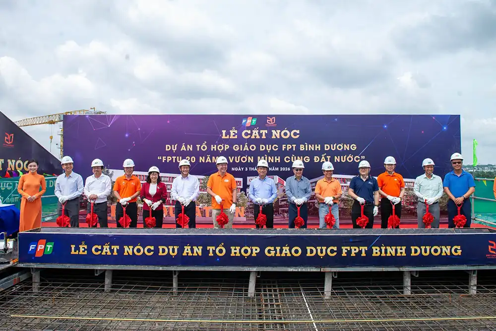 Lễ cất nóc Tổ hợp Giáo dục FPT Bình Dương diễn ra tại phường Tân Đông Hiệp, TP HCM (trước là Thái Hoà, TP Tân Uyên, tỉnh Bình Dương cũ). Cất nóc tổ hợp giáo dục FPT Bình Dương